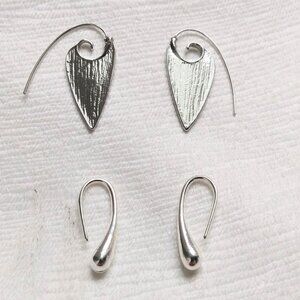 Two pairs drop earrings